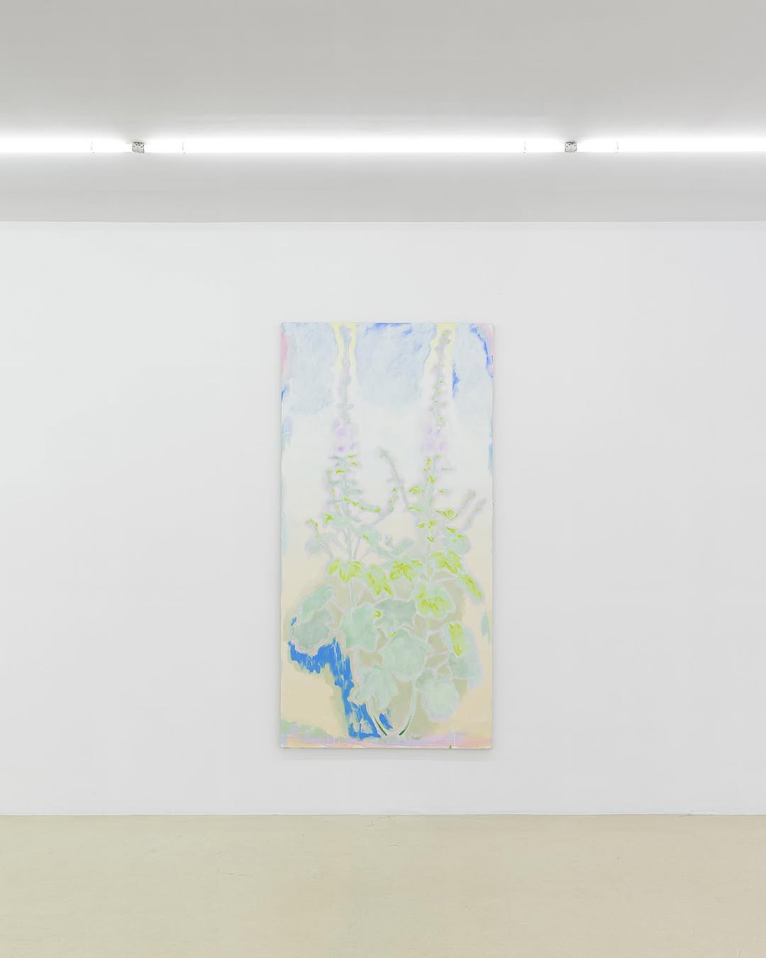 Des roses ont poussé dans les joints du carrelage I by Simon Martin