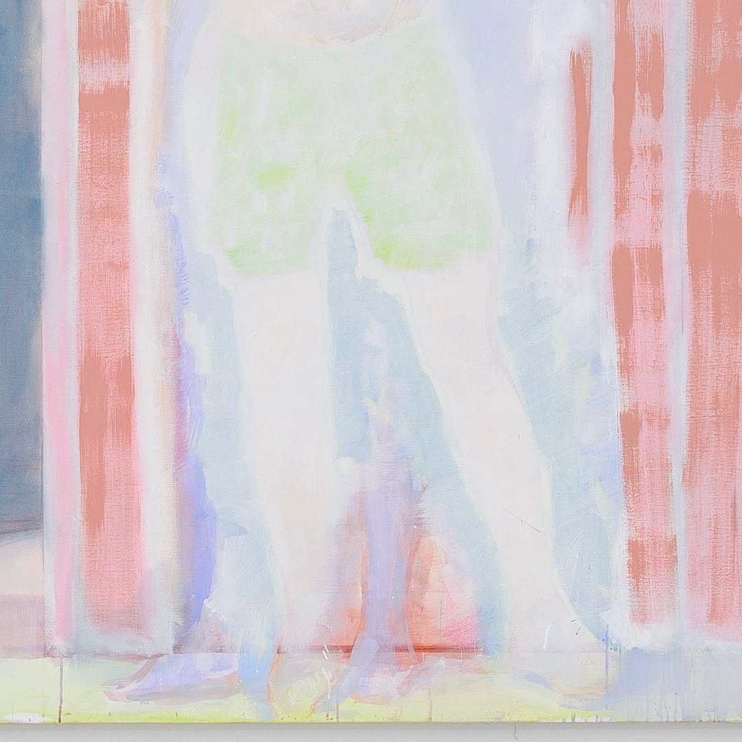 La peinture s'écaille et l'eau dévale le ciment, ils se douchent cachés dans le jardin by Simon Martin